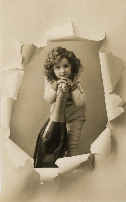 Marius – L'illusion du papier déchiré vers 1900 Dans cette carte postale de la Belle Époque, Marius semble surgir d’une feuille de papier déchirée. Ce trompe-l’œil qui donne l’illusion de profondeur était l’un des procédés utilisés pour réaliser d’ingénieux photomontages.