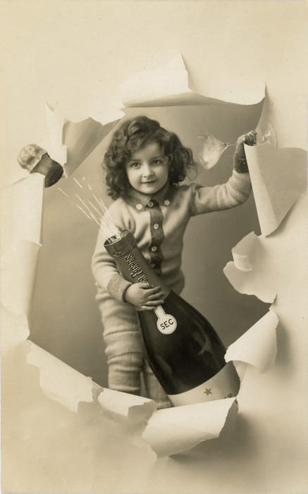 Marius et le champagne – Papier déchiré vers 1900 Dans cette carte postale de la Belle Époque, Marius apparaît à travers une feuille de papier déchirée, une bouteille de champagne entre les mains. Ce jeu de découpe et de mise en scène crée un étonnant effet de relief, caractéristique des photomontages de l’époque.