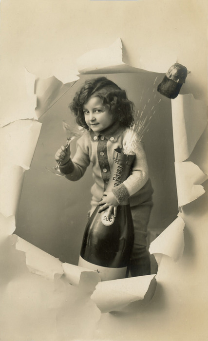 Le bouchon s'envole – Papier déchiré vers 1900 Dans cette carte postale à papier déchiré de la Belle Époque, Marius fait sauter le bouchon d’une bouteille de champagne. Le bouchon projeté vers le haut accentue l’illusion de mouvement et donne vie à ce surprenant photomontage.