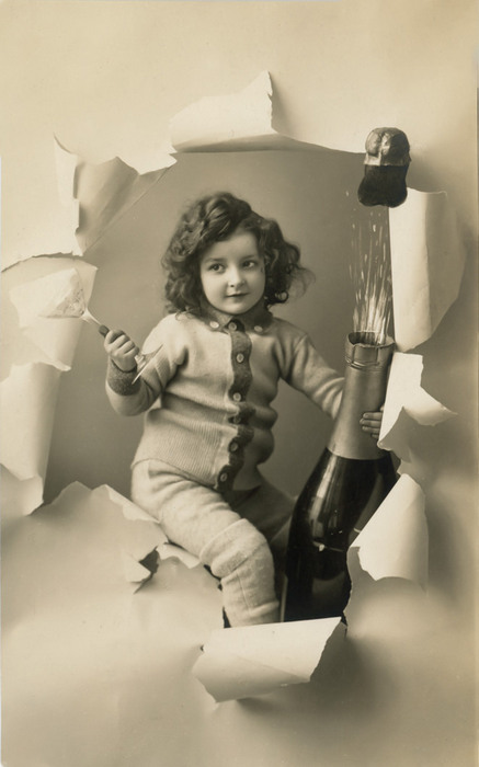 La fête continue – Papier déchiré vers 1900 Dans cette carte postale à papier déchiré de la Belle Époque, Marius apparaît avec une bouteille de champagne, comme s’il s’apprêtait à traverser la feuille. Le jeu de découpe et de relief renforce l’illusion de profondeur et donne toute son originalité à ce photomontage.