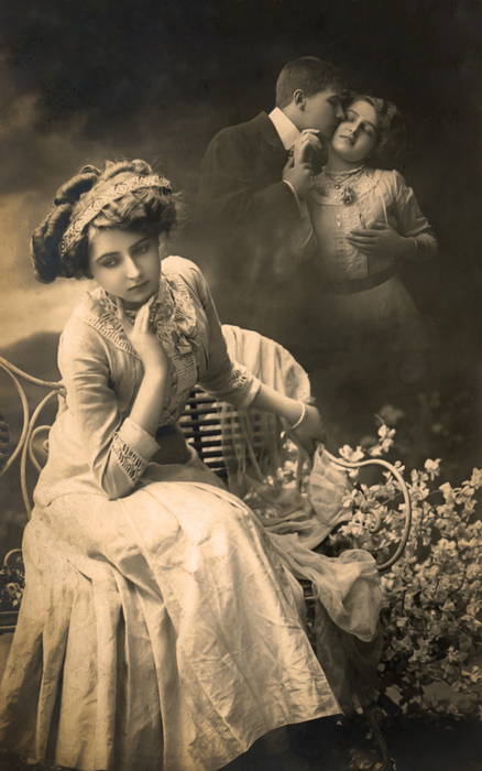 Mathilde et l'amant rêvé – Photomontage romantique vers 1900 Dans cette carte postale de la Belle Époque, Mathilde songe à son amant, dont la silhouette apparaît au-dessus d’elle. Le photomontage et les effets de transparence donnent à cette scène l’apparence d’un rêve éveillé.