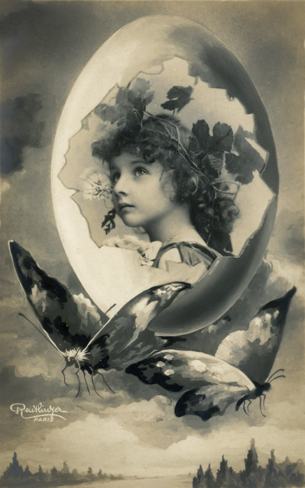 L'œuf de Pâques – Souvenir de Pâques vers 1900 Dans cette carte postale de la Belle Époque, le portrait d’une jeune fille apparaît au cœur d’un œuf de Pâques entouré de papillons. Les fleurs et le paysage qui accompagnent cette composition renforcent son caractère poétique.
