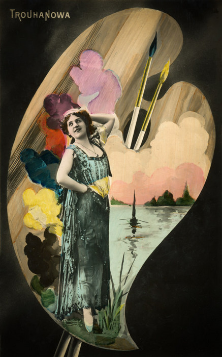 Natacha Trouhanova – La palette de peintre vers 1900 Dans cette carte postale de la Belle Époque, la danseuse Natacha Trouhanova apparaît au cœur d’une palette de peintre, entourée de touches de couleur et de pinceaux. Le paysage peint et les couleurs délicates prolongent cette composition originale où photographie et peinture se rencontrent.