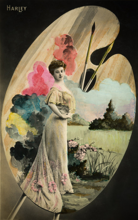 Harley – La palette de peintre vers 1900 Dans cette carte postale de la Belle Époque, Harley apparaît au cœur d’une palette de peintre, entourée de touches de couleur et de pinceaux. Le paysage peint prolonge la palette autour de son portrait et compose une scène où photographie et peinture se mêlent avec fantaisie.