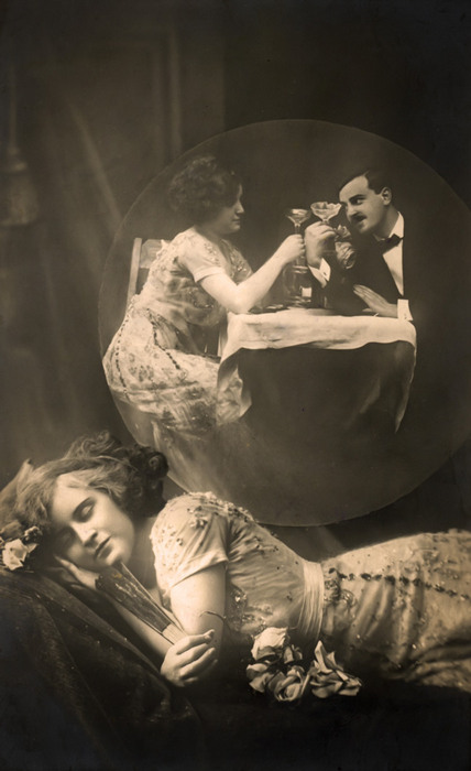 Le Rêve d'Odette – Photomontage romantique vers 1900 Dans cette carte postale de la Belle Époque, Odette s’est endormie et imagine une rencontre amoureuse. Le photomontage crée une étonnante illusion, où la scène rêvée semble prendre forme au-dessus d’elle.