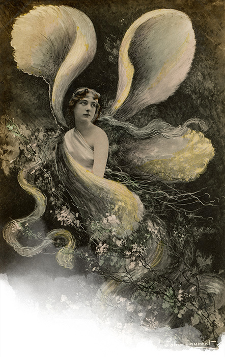 Photomontage ancien représentant une fée aux ailes végétales, réalisé par Reutlinger et John Laurent, reproduction d'art issue d'une carte postale ancienne.