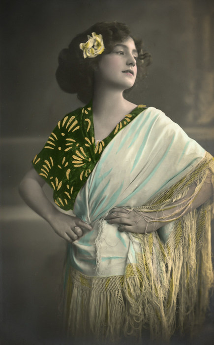 Rosa – Le châle à franges Rosa porte un ample châle à longues franges. Ce portrait photographique illustre l'élégance des tenues féminines du début du XXᵉ siècle.