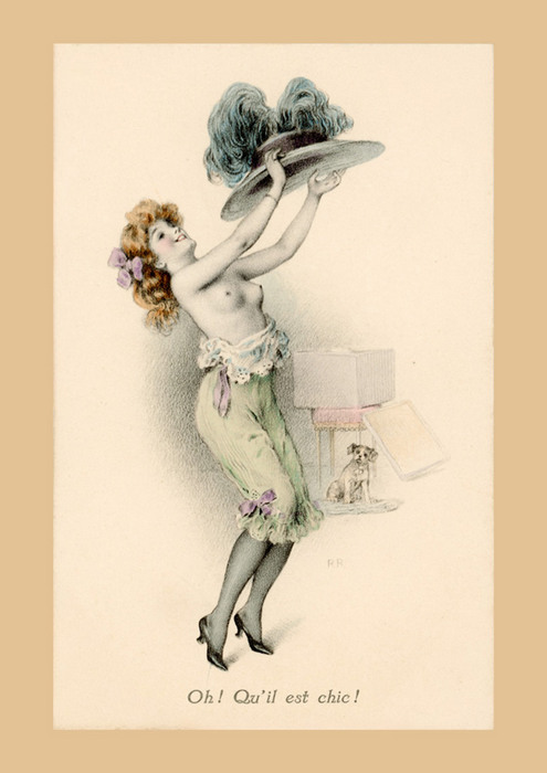Oh ! Qu'il est chic ! – Rudolf Rössler Dans cette illustration Belle Époque de Rudolf Rössler, une jeune femme contemple avec admiration un élégant chapeau à plumes. La scène évoque la fascination pour les créations de mode du début du XXᵉ siècle.