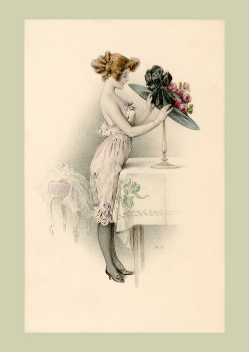 L'élégante en admiration – Rudolf Rössler Dans cette illustration Belle Époque de Rudolf Rössler, une femme élégante admire son grand chapeau fleuri. Cette scène intimiste met en valeur la coquetterie et le raffinement féminin à la Belle Époque.