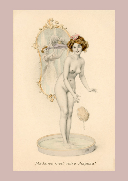 Madame, c'est votre chapeau ! – Rudolf Rössler Dans cette illustration Belle Époque de Rudolf Rössler, une élégante prend son bain tandis que, dans le reflet du miroir, sa femme de chambre apparaît, apportant un nouveau chapeau. La scène évoque avec finesse les rituels de la toilette et l'élégance bourgeoise du début du XXᵉ siècle.