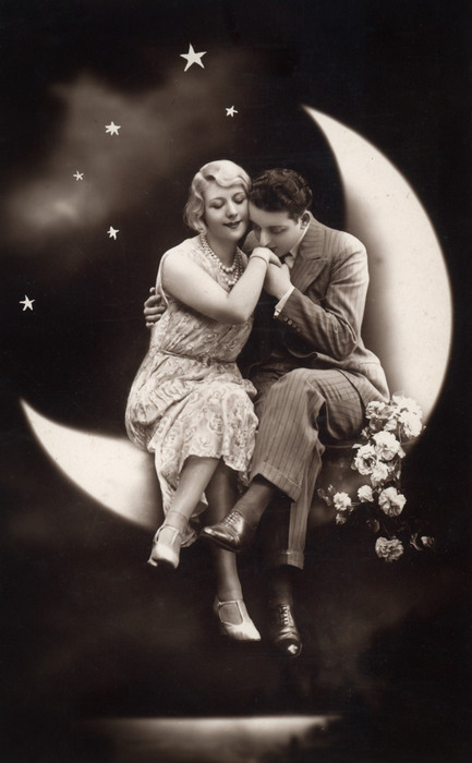Viviane et Arthur – Sur le croissant de lune Dans cette carte postale fantaisiste des Années folles, Viviane et Arthur sont assis sur un croissant de lune entourée d'étoiles.