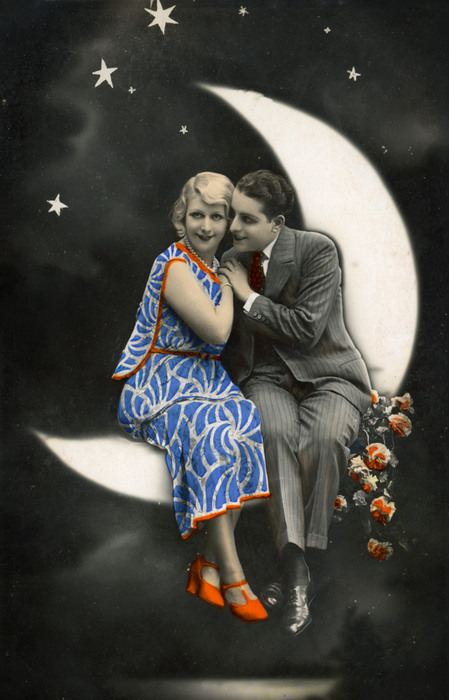Viviane et Arthur – Les amoureux de la lune Dans cette carte postale des Années folles, colorisée à la main, Viviane et Arthur sont enlacés sur un croissant de lune.