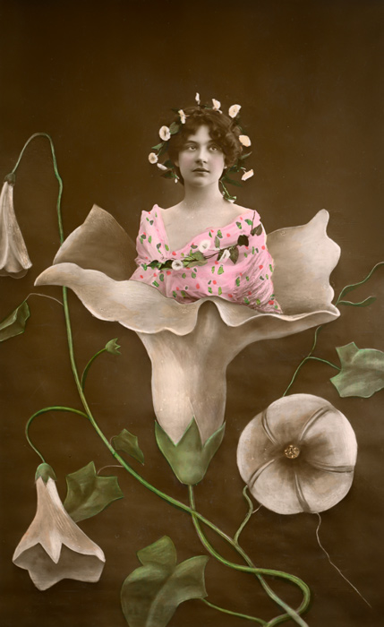 Henriette - La naissance d'une fleur Dans cet étonnant photomontage artisanal de la Belle Époque, une jeune femme apparaît au cœur d’une immense fleur, entourée de feuillages et de corolles. La silhouette découpée se fond dans ce décor floral pour créer une scène délicate, entre réalité et imaginaire.