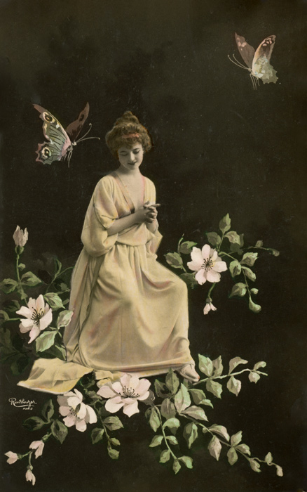 Olympe rêve parmi les fleurs Olympe est assise au cœur d’un décor floral, entourée de feuillages et de papillons. Sa silhouette soigneusement découpée et intégrée aux éléments peints, compose une étonnante scène florale.