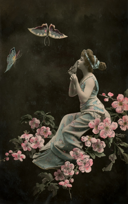Elsa parmi les fleurs et les papillons Dans ce photomontage artisanal de la Belle Époque, Elsa est assise au milieu de fleurs tandis que des papillons semblent virevolter autour d’elle. La silhouette découpée s’intègre à une composition florale délicatement colorisée.