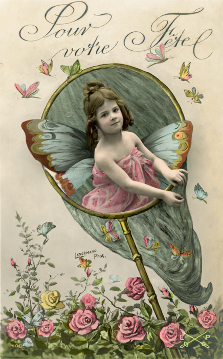 Une fillette déploie ses ailes de papillon Dans ce photomontage artistique de la Belle Époque, une fillette apparaît avec des ailes de papillon, installée dans un filet au milieu des fleurs. Des papillons délicatement colorés virevoltent autour d’elle, donnant à cette composition une atmosphère pleine de fantaisie.