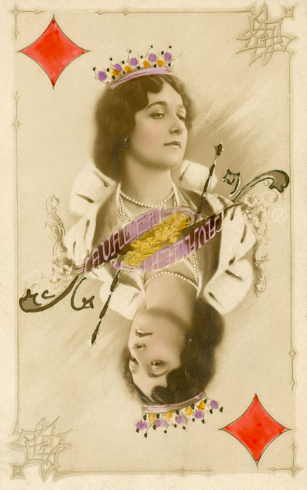 Lina Cavalieri devient la dame de carreau Dans cette carte postale photographique de la Belle Époque inspirée des cartes à jouer, Lina Cavalieri apparaît sous les traits de la dame de carreau. La composition reprend les codes du célèbre jeu de cartes en jouant sur la symétrie du portrait.
