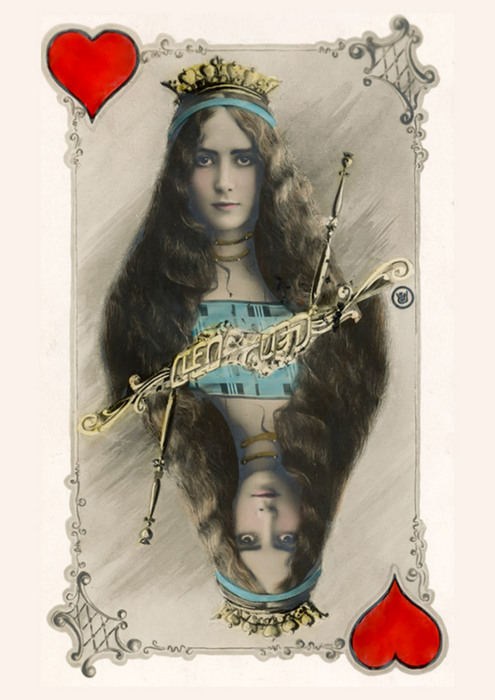 Cléo de Mérode incarne la dame de cœur Dans cette carte postale photographique de la Belle Époque inspirée des cartes à jouer, Cléo de Mérode apparaît sous les traits de la dame de cœur. Son portrait se mêle aux ornements et aux symboles du jeu de cartes dans une composition particulièrement originale.