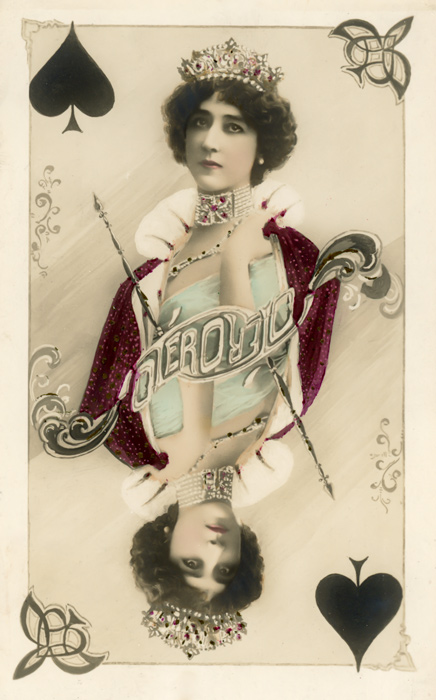 Otéro devient la dame de pique Dans cette carte postale photographique inspirée des cartes à jouer, la Belle Otero apparaît sous les traits de la dame de pique. Son portrait se mêle aux ornements et aux symboles du jeu de cartes dans une composition particulièrement originale.