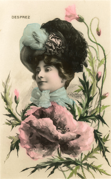 Renée Desprez parmi les pavots Dans cette composition photographique de la Belle Époque délicatement colorisée, Renée Desprez apparaît au milieu de grands pavots. Les fleurs, les feuillages et son imposant chapeau se fondent dans un décor floral particulièrement foisonnant.