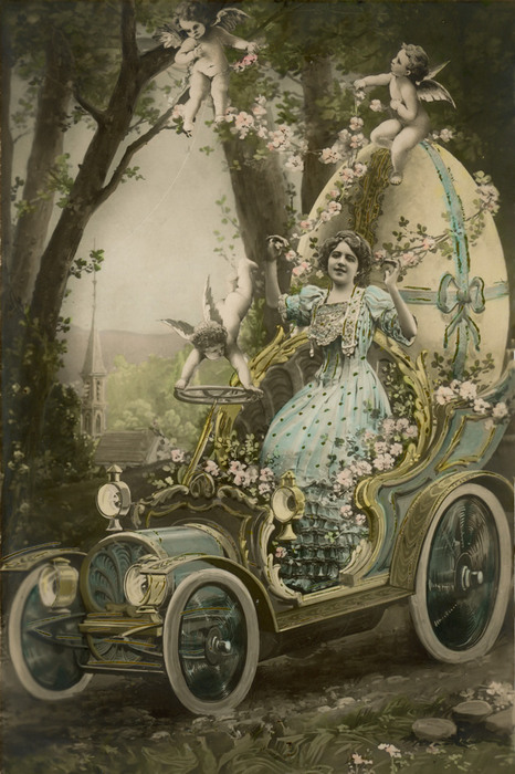 Lucienne au volant d'un automobile fleurie Dans cette carte postale de la Belle Époque, une jeune femme prend place dans une automobile ornée de fleurs et entourée de petits cupidons. Cette composition mêle photographie, dessin et peinture dans un étonnant photomontage artisanal.