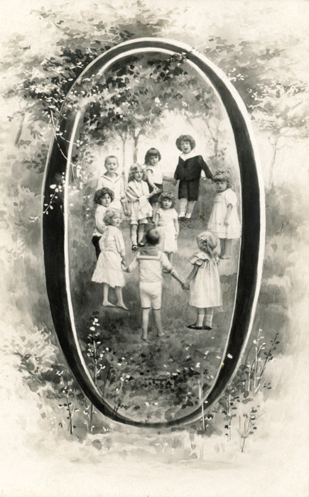 Chiffre illustré 0 – Belle Époque Dans cette carte postale de la Belle Époque, un groupe d’enfants se trouve au cœur du chiffre 0, dans un décor champêtre. La composition transforme ainsi le nombre en une véritable scène illustrée.