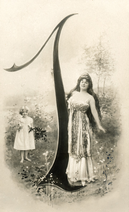Chiffre illustré 1 – Belle Époque Dans cette carte postale de la Belle Époque, une jeune femme et une fillette prennent place autour du chiffre 1, au cœur d’un décor champêtre. La grande silhouette du chiffre s’intègre au paysage comme un élément du décor.