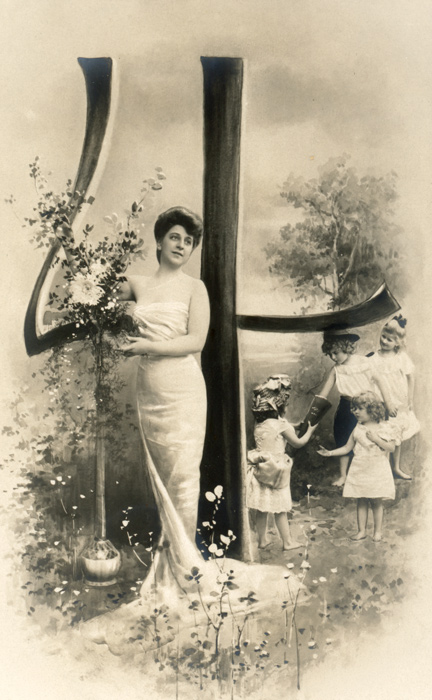 Chiffre illustré 4 – Belle Époque Dans cette carte postale de la Belle Époque, une élégante et quatre enfants prennent place autour du chiffre 4, au cœur d’un décor bucolique. Le chiffre s’intègre naturellement au paysage.