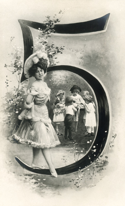 Chiffre illustré 5 – Belle Époque Dans cette carte postale de la Belle Époque, une jeune femme et cinq enfants prennent place autour du chiffre 5, au milieu d’un paysage arboré. Le chiffre s’intègre naturellement à la composition.
