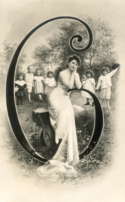 Chiffre illustré 6 – Belle Époque Dans cette carte postale de la Belle Époque, une jeune femme entourée de six enfants prend place au cœur du chiffre 6, dans un cadre boisé. Le chiffre s’intègre naturellement à la scène.
