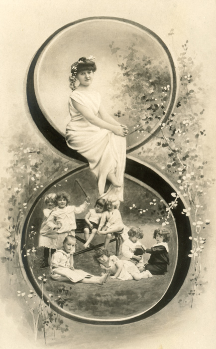 Chiffre illustré 8 – Belle Époque Dans cette carte postale de la Belle Époque, une élégante et huit enfants prennent place autour du chiffre 8, au cœur d’un décor paysager. Le chiffre s’intègre naturellement à la scène.
