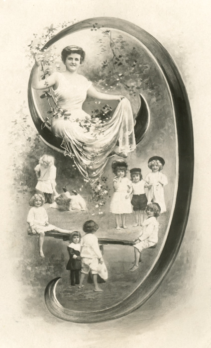 Chiffre illustré 9 – Belle Époque Dans cette carte postale de la Belle Époque, une élégante et neuf enfants prennent place autour du chiffre 9, au cœur d’un paysage champêtre. Le chiffre s’intègre naturellement à la scène.