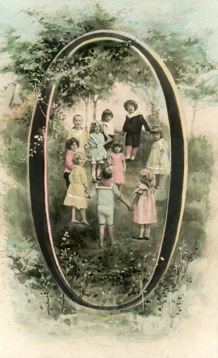 Chiffre illustré 0 colorisé – Belle Époque Dans cette carte postale colorisée de la Belle Époque, un groupe d’enfants se trouve au cœur du chiffre 0. La composition transforme ainsi le nombre en une véritable scène illustrée.