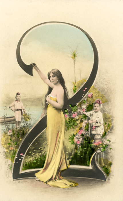 Chiffre illustré 2 colorisé – Belle Époque Dans cette carte postale colorisée de la Belle Époque, une jeune femme et deux enfants prennent place autour du chiffre 2, au cœur d’un décor champêtre. Les couleurs délicates rehaussent les fleurs, les vêtements et le paysage.