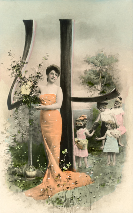 Chiffre illustré 4 colorisé – Belle Époque Dans cette carte postale colorisée de la Belle Époque, une élégante et quatre enfants prennent place autour du chiffre 4, au cœur d’un décor bucolique. Les couleurs délicates rehaussent la robe de l’élégante, les vêtements des enfants et les fleurs du paysage.