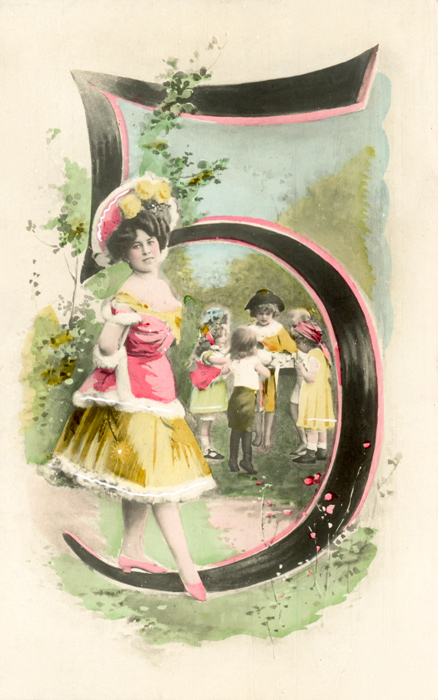 Chiffre illustré 5 colorisé – Belle Époque Dans cette carte postale colorisée de la Belle Époque, une jeune femme et cinq enfants prennent place autour du chiffre 5, au milieu d’un paysage arboré. Les couleurs délicates rehaussent les vêtements, les fleurs et la végétation.