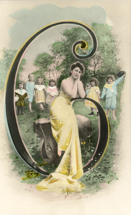 Chiffre illustré 6 colorisé – Belle Époque Dans cette carte postale colorisée de la Belle Époque, une jeune femme entourée de six enfants prend place au cœur du chiffre 6, dans un cadre boisé. Les couleurs délicates rehaussent les vêtements des personnages et la végétation.