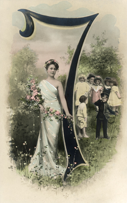 Chiffre illustré 7 colorisé – Belle Époque Dans cette carte postale colorisée de la Belle Époque, une jeune femme et sept enfants prennent place autour du chiffre 7, au cœur d’un paysage arboré. Les couleurs délicates rehaussent les vêtements, le bouquet de fleurs et la végétation.