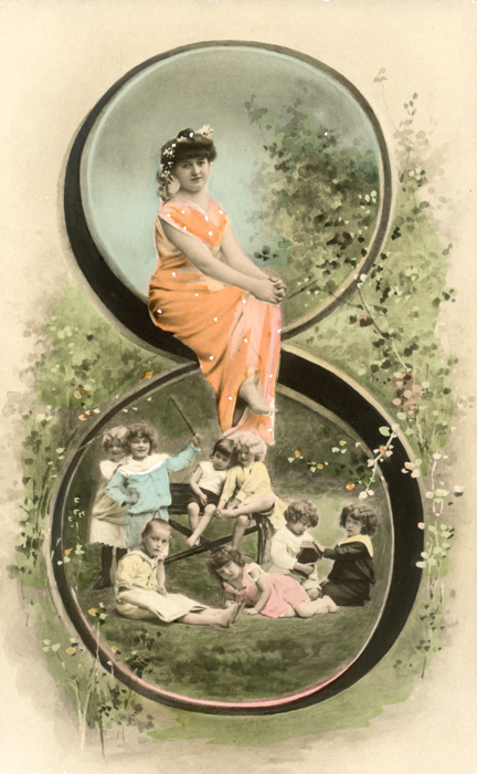 Chiffre illustré 8 colorisé – Belle Époque Dans cette carte postale colorisée de la Belle Époque, une élégante et huit enfants prennent place autour du chiffre 8, au cœur d’un décor paysager. Les couleurs délicates rehaussent les vêtements des personnages et la végétation.