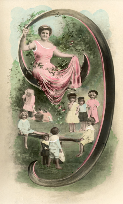 Chiffre illustré 9 colorisé – Belle Époque Dans cette carte postale colorisée de la Belle Époque, une élégante et neuf enfants prennent place autour du chiffre 9, au cœur d’un paysage champêtre. Les couleurs délicates rehaussent les vêtements des personnages et la végétation.