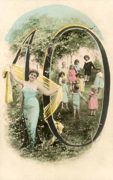 Chiffre illustré 10 colorisé – Belle Époque Dans cette carte postale colorisée de la Belle Époque, une élégante et un groupe de dix enfants prennent place autour du chiffre 10, au cœur d’un paysage arboré. Les couleurs délicates rehaussent les vêtements, les fleurs et la végétation.