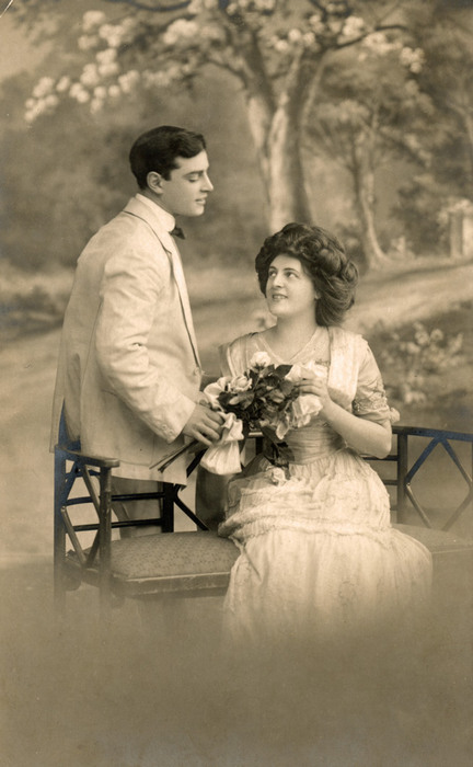 Le jardin romantique d'Édith et Léon | Décor peint Édith et Léon échangent un regard devant un jardin peint en studio. Les arbres en fleurs et la balustrade renforcent l’illusion d’une scène en plein air.