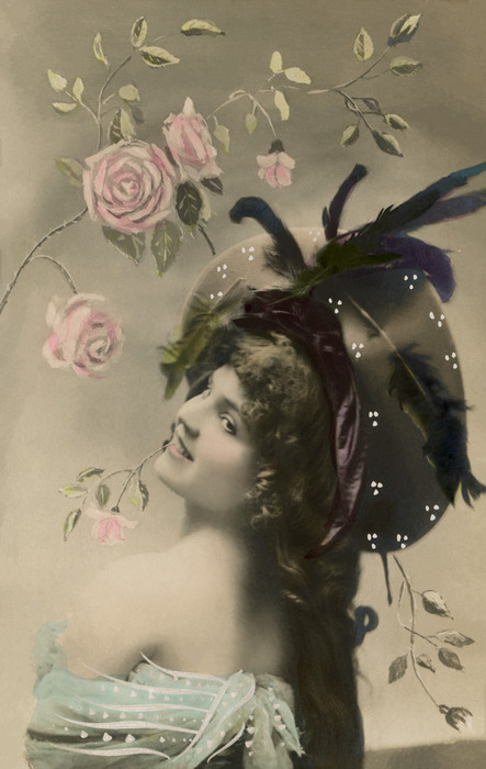 Les roses d'Henriette | Décor peint HDans ce portrait photographique de la Belle Époque, Henriette pose devant un décor peint de roses et de feuillages. Les motifs floraux prolongent la photographie et créent un univers délicat où réalité et peinture se mêlent.