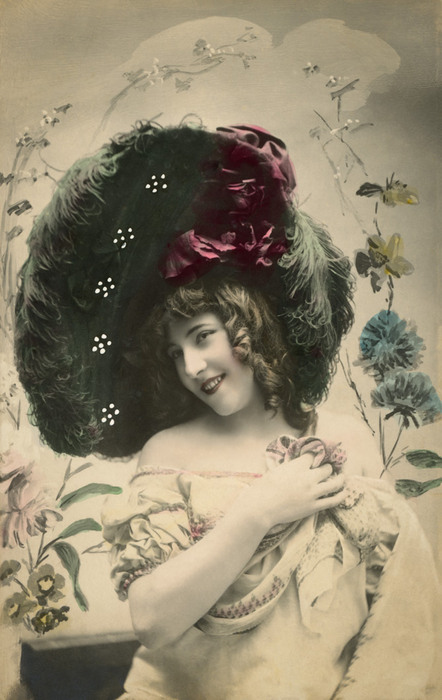 Les pivoines d'Henriette | Décor peint Dans ce portrait photographique de la Belle Époque, Henriette sourit sous un large chapeau à plumes, devant un décor peint orné de fleurs. La composition associe la mise en scène photographique à la délicatesse des motifs floraux.