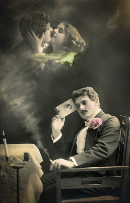 L'Absente rêvée d'Ernest – Scène 9 Dans cette carte postale de la Belle Époque, Ernest tient la photographie de la femme qu’il aime, tandis que leur étreinte apparaît dans la fumée de sa cigarette. Le photomontage crée ainsi une étonnante mise en abyme entre la photographie tenue dans sa main et la scène amoureuse qui semble prendre vie dans la fumée.