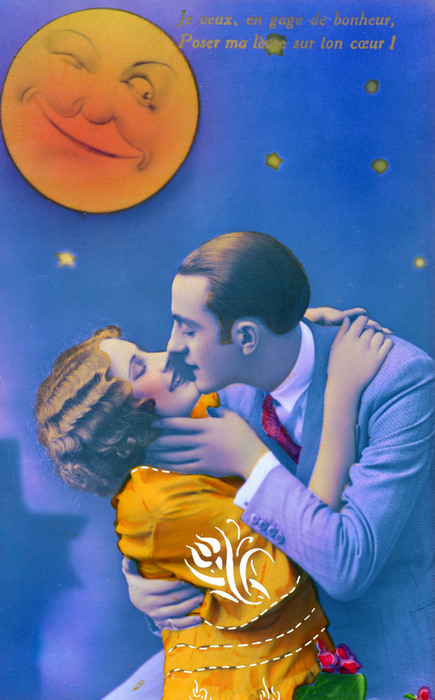 Liliane et Émile – Sous le regard de la lune Liliane et Émile s'embrassent passionnément sous une lune souriante. Cette carte postale ancienne a été colorisée dans les années 20.