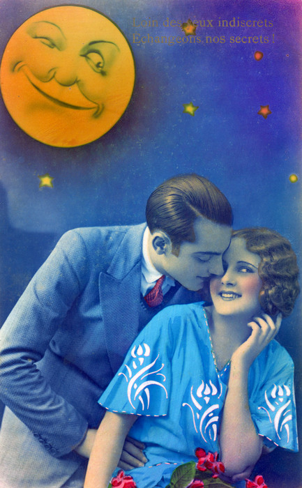 Liliane et Émile – Un murmure amoureux Émile se penche vers Liliane sous une lune complice. La colorisation de cette carte postale a été réalisée dans les années 20.
