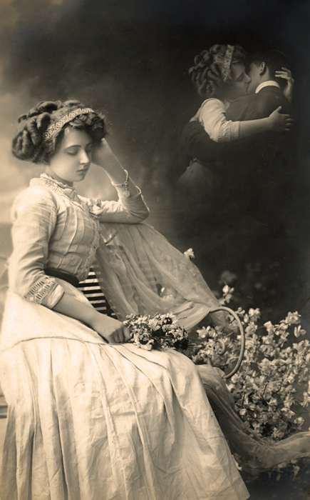 Mathilde et l'amant rêvé – L'étreinte imaginaire vers 1900 Dans cette carte postale ancienne, une jeune femme rêve à une étreinte amoureuse. Le photomontage et les effets de transparence révèlent une prouesse technique remarquable pour l’époque, donnant l’illusion d’une apparition presque réelle.