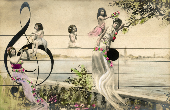 Harmonie sur la portée – Photomontage musical Belle Époque Dans ce photomontage musical de la Belle Époque, des femmes et des enfants prennent place sur une portée musicale, près d’une grande clé de sol. Les fleurs, les feuillages et le paysage peint complètent cette composition originale.