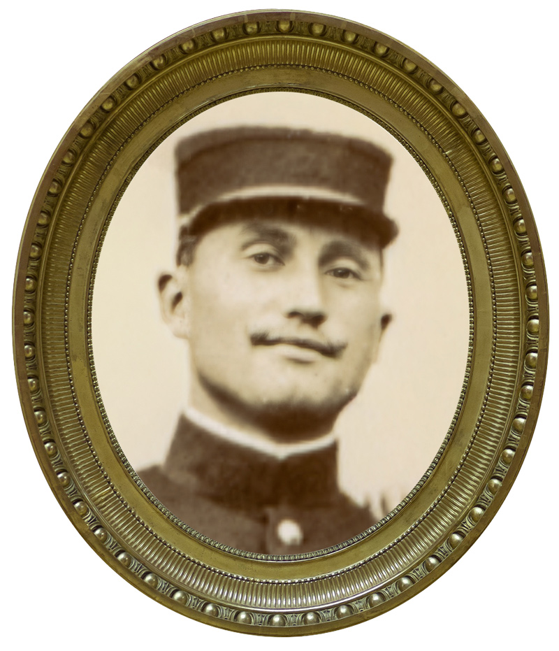 Portrait de Clotaire Lefort vers 1910, en uniforme de sous-officier, présenté dans un cadre ovale ancien.